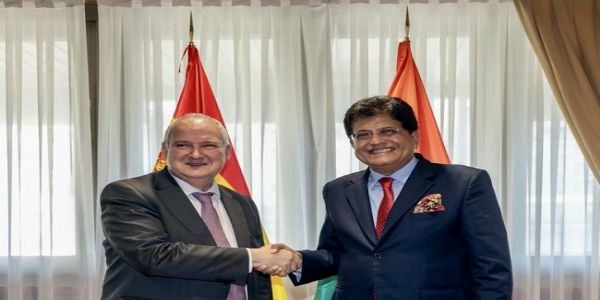 स्पेन के उद्योग और पर्यटन मंत्री जॉर्डी हेरेउ से मुलाकात करते पीयूष गोयल स्पेन के उद्योग और पर्यटन मंत्री जॉर्डी हेरेउ से मुलाकात करते पीयूष गोयल