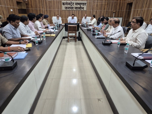 सम्बधित अधिकारियों संग बैठक करते जिलाधिकारी सम्बधित अधिकारियों संग बैठक करते जिलाधिकारी