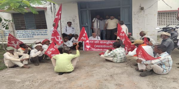 भूमि विवादों के समाधान और आदिवासियों को पट्टे देने की मांग, भाकपा ने सौंपा ज्ञापन**