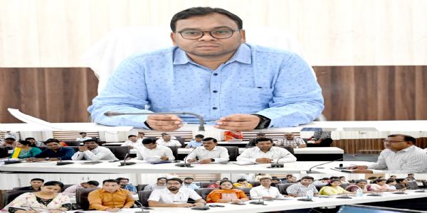 जांजगीर-चांपा: जिला पंचायत सीईओ विनय कुमार पोयाम ने की पीएम आवास, स्वच्छ भारत मिशन और एनआरएलएम की समीक्षा