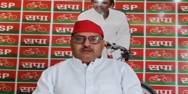 मथुरा-वृंदावन में मुलायम-अखिलेश के विवादित पोस्टर पर बवाल, सपा कार्यकर्ताओं में भारी आक्रोश