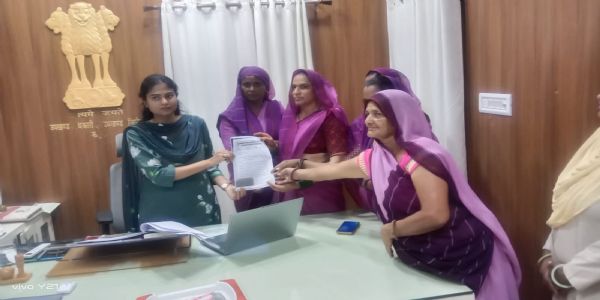 अलवर कलक्टर ने कठूमर व लक्ष्मणगढ़ का किया दौरा, ग्रामीण सेवा शिविर और पीएम श्री विद्यालय का लिया जायजा