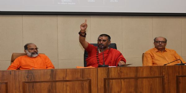 आशीर्वाद, कौशल और रणनीति से मिलती है सफलता व प्रसन्नता : स्वामी प्रबुद्धानंद