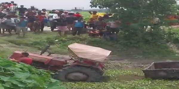 ट्रैक्टर पलटने से सवार तीन मजदूरों की मौत, एक दर्जन से अधिक घायल