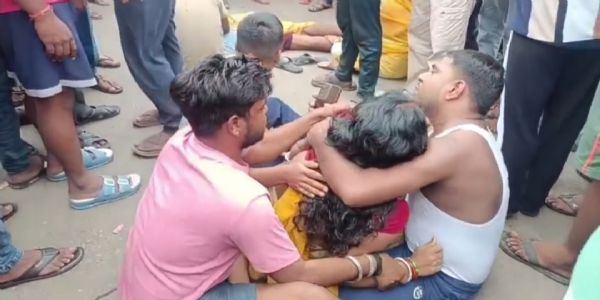 ट्रेलर की चपेट में आने से बाइक सवार युवक की मौत, सड़क जाम