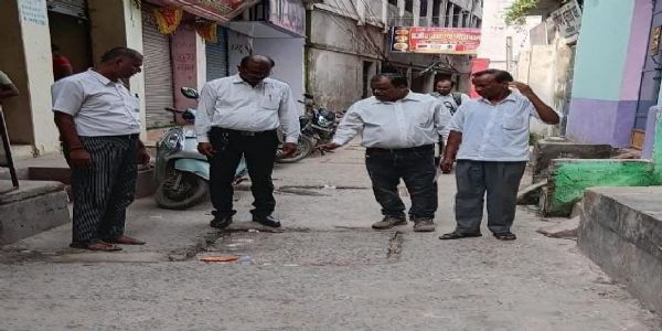 लोक अदालत की टीम ने शहर के नाला निर्माण की जांच की
