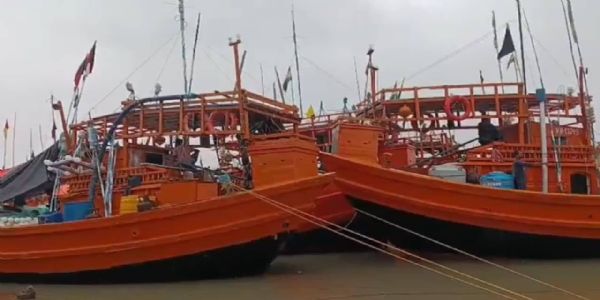 बंगाल की खाड़ी में फिर डूबा मछली पकड़ने वाला ट्रॉलर, सभी मछुआरे सुरक्षित निकाले गए