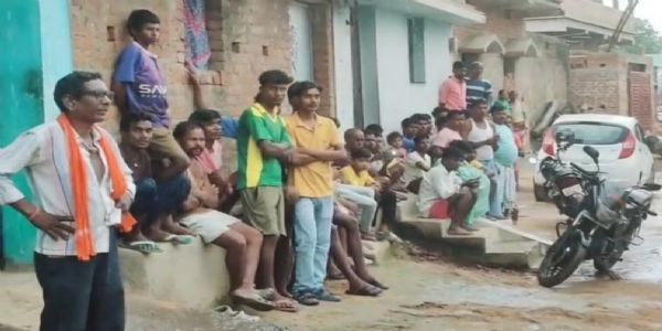 घर में घुसकर वार्ड सदस्य के पति की कुल्हाड़ी से हत्या