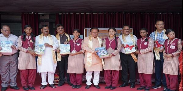 शिक्षा मंत्री ने नि:शुल्क नोटबुक वितरण योजना का शुभारंभ किया