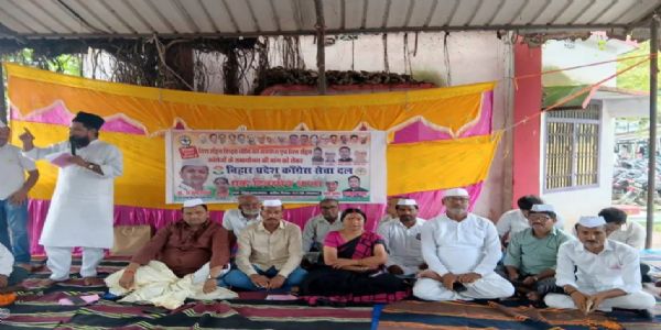 कांग्रेस सेवा दल ने वित्त रहित शिक्षकों के मांग को लेकर किया धरना-प्रदर्शन, डीएम को सौंपा गया ज्ञापन