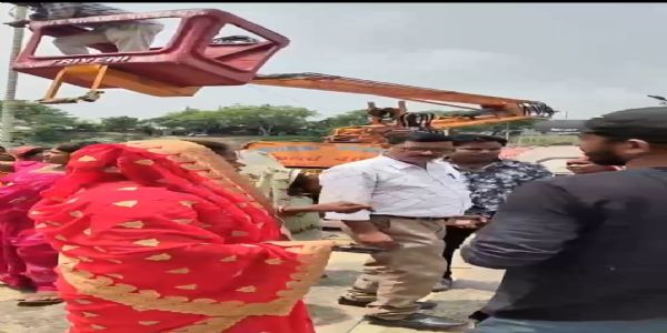 मऊ के ढाकुलिया घाट पर बने पीपा पुल काे हटाए जाने पर महिलाओं ने किया हंगामा