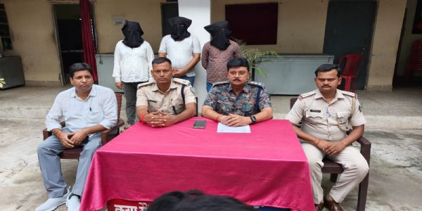विदेशी शराब के साथ तीन गिरफ्तार