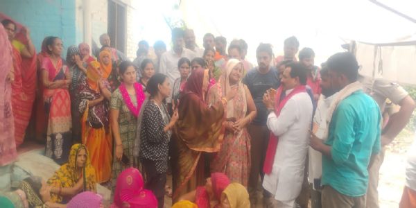 हमले में घायल महिला की मौत से ग्रामीणों में आक्रोश, विधायक के कहने पर अंतिम संस्कार के लिए तैयार हुए परिजन