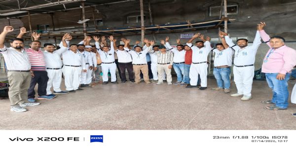 आगरा कैंट की घटना के विरोध में स्टेशन मास्टरों का प्रदर्शन