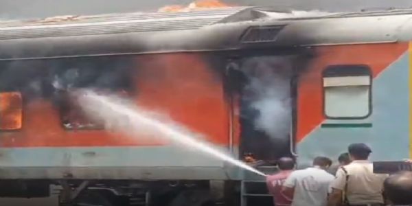अहमदाबाद के कालीगाम रेलवे यार्ड में साबरमती एक्सप्रेस के कोच में लगी आग, हादसा टला