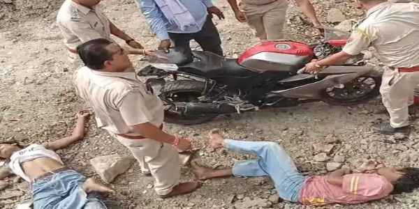निर्माणाधीन पुल के पास 10 फीट गहरे गड्ढे में गिरी बाइक, दो दोस्तों की मौत