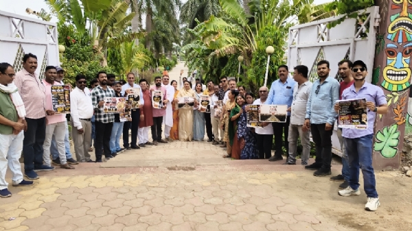 श्रीराम मंदिर में हुए चढ़ावा चोरी के विरोध में हाथ में तख्ती लेकर प्रदर्शन करते कांग्रेस जिलाध्यक्ष तारिणी चंद्राकर सहित कार्यकर्ता। श्रीराम मंदिर में हुए चढ़ावा चोरी के विरोध में हाथ में तख्ती लेकर प्रदर्शन करते कांग्रेस जिलाध्यक्ष तारिणी चंद्राकर सहित कार्यकर्ता।