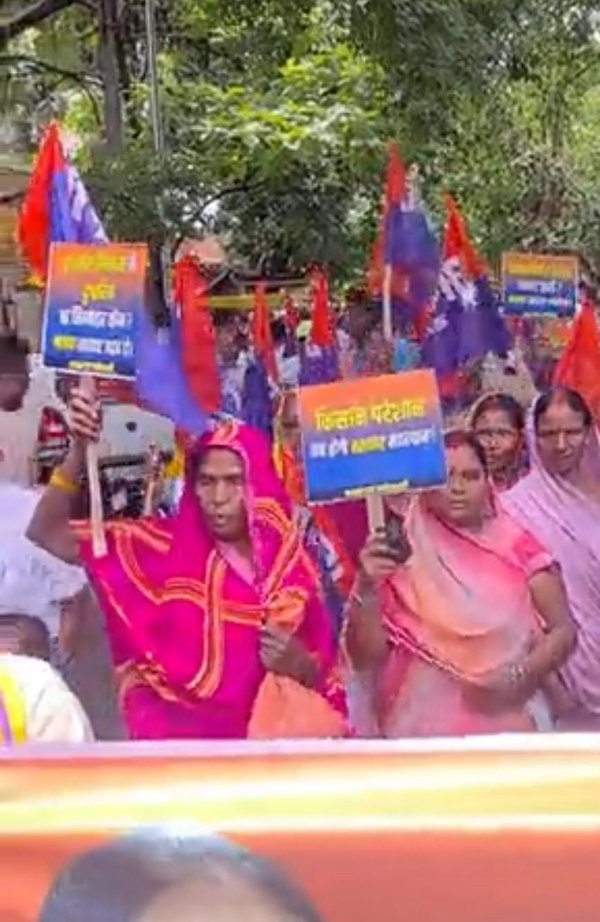 फोटो धरना प्रदर्शन देते फोटो धरना प्रदर्शन देते