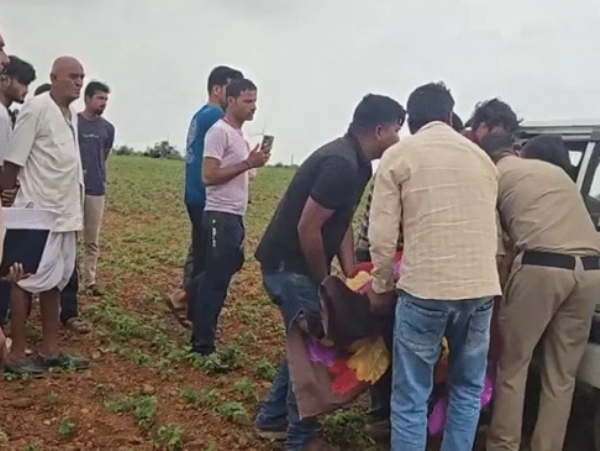 छात्रों के शव को मर्चुरी ले जाते हुए पुलिसकर्मी छात्रों के शव को मर्चुरी ले जाते हुए पुलिसकर्मी