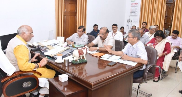 समीक्षा बैठक करते मंत्री धर्मपाल सिंह समीक्षा बैठक करते मंत्री धर्मपाल सिंह