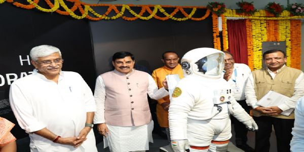 आंचलिक विज्ञान केंद्र भोपाल में अंतरिक्ष अन्वेषण दीर्घा का अवलोकन करते हुए केन्द्रीय मंत्री शेखावत और मुख्यमंत्री आंचलिक विज्ञान केंद्र भोपाल में अंतरिक्ष अन्वेषण दीर्घा का अवलोकन करते हुए केन्द्रीय मंत्री शेखावत और मुख्यमंत्री