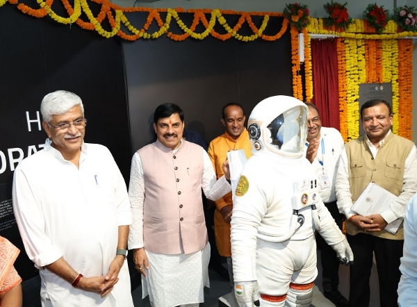 आंचलिक विज्ञान केंद्र भोपाल में अंतरिक्ष अन्वेषण दीर्घा का अवलोकन करते हुए केन्द्रीय मंत्री शेखावत और मुख्यमंत्री आंचलिक विज्ञान केंद्र भोपाल में अंतरिक्ष अन्वेषण दीर्घा का अवलोकन करते हुए केन्द्रीय मंत्री शेखावत और मुख्यमंत्री