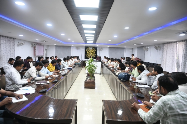 कलेक्ट्रेट सभागार में बैठक लेते जिला अधिकारी कलेक्ट्रेट सभागार में बैठक लेते जिला अधिकारी
