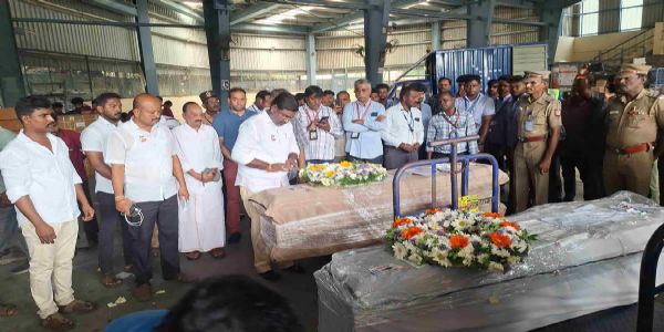 चेन्नई एयरपोर्ट आने वाले शवों के लिए फूलों की माला लगाकर श्रद्धांजलि अर्पित की वेल्लोर विधान परिषद सदस्य विनोथ कन्नन चेन्नई एयरपोर्ट आने वाले शवों के लिए फूलों की माला लगाकर श्रद्धांजलि अर्पित की वेल्लोर विधान परिषद सदस्य विनोथ कन्नन