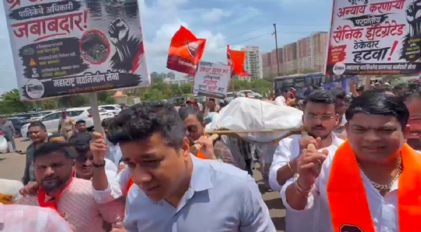 प्रदर्शन के दौरान मनसे कार्यकर्ता। प्रदर्शन के दौरान मनसे कार्यकर्ता।