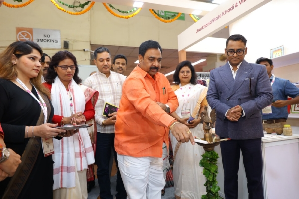मंत्री उद्घाटन करते मंत्री उद्घाटन करते