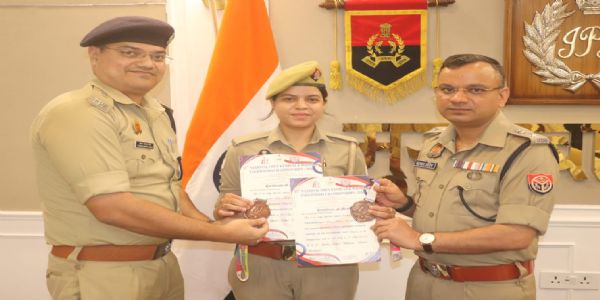 नेहा यादव को सम्मानित करते वरिष्ठ पुलिस अधीक्षक सतपाल अंतिल और पुलिस अधीक्षक देहात कुंवर आकाश सिंह।
