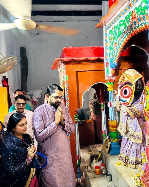 भगवान जगरनाथ जी की पुजा करते हुए चिकित्सकों का दल भगवान जगरनाथ जी की पुजा करते हुए चिकित्सकों का दल