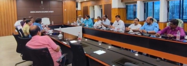 एडीडास सीईओ के चेंबर प्रतिनिधियों के साथ बैठक करते एडीडास सीईओ के चेंबर प्रतिनिधियों के साथ बैठक करते