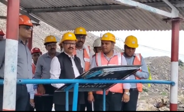 वियू पॉइंट से कोलियरी का निरीक्षण करते सीएमडी बीसीसीएल बीच मे वियू पॉइंट से कोलियरी का निरीक्षण करते सीएमडी बीसीसीएल बीच मे