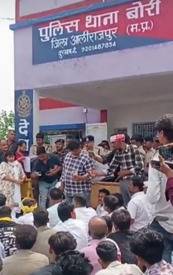दुष्कर्म मामले में थाने पर प्रदर्शन दुष्कर्म मामले में थाने पर प्रदर्शन