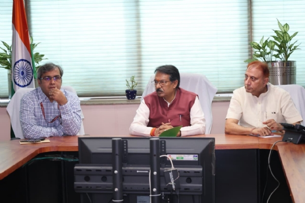 दिल्ली भाजपा अध्यक्ष हर्ष मल्होत्रा, महापौर प्रवेश वाही और निगमायुक्त संजीव खिरवार बैठक में। दिल्ली भाजपा अध्यक्ष हर्ष मल्होत्रा, महापौर प्रवेश वाही और निगमायुक्त संजीव खिरवार बैठक में।