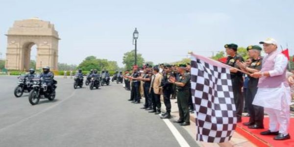 नई दिल्ली के नेशनल वॉर मेमोरियल से ‘शौर्य विजय यात्रा’ को रवाना करते रक्षा मंत्री राजनाथ सिंह नई दिल्ली के नेशनल वॉर मेमोरियल से ‘शौर्य विजय यात्रा’ को रवाना करते रक्षा मंत्री राजनाथ सिंह