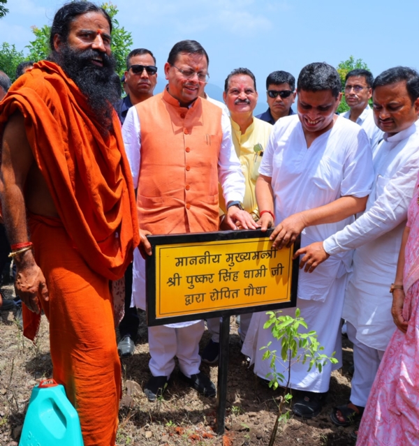यमकेश्वर विकासखंड के मालाग्राम पहुंच कर पौधरोपण करते सीएम यमकेश्वर विकासखंड के मालाग्राम पहुंच कर पौधरोपण करते सीएम