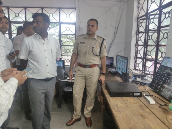 निरीक्षण करते डीसी और एसपी निरीक्षण करते डीसी और एसपी