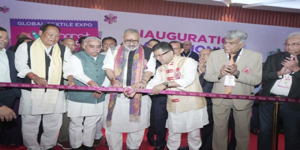 केन्द्रीय मंत्री गिरिराज सिंह के साथ अन्य लोग मौजूद। केन्द्रीय मंत्री गिरिराज सिंह के साथ अन्य लोग मौजूद।