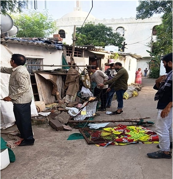 भोपाल में निगम का अतिक्रमण हटाओ अभियान तेज, कई इलाकों से अवैध कब्जे हटाए, सामान जब्त भोपाल में निगम का अतिक्रमण हटाओ अभियान तेज, कई इलाकों से अवैध कब्जे हटाए, सामान जब्त