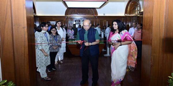 नई दिल्ली स्थित प्रधानमंत्री संग्रहालय में ‘वॉकिंग विद लेगेसी’ विशेष प्रदर्शनी का उद्घाटन करते पीएमएमएल के कार्यकारी परिषद अध्यक्ष नृपेंद्र मिश्रा। नई दिल्ली स्थित प्रधानमंत्री संग्रहालय में ‘वॉकिंग विद लेगेसी’ विशेष प्रदर्शनी का उद्घाटन करते पीएमएमएल के कार्यकारी परिषद अध्यक्ष नृपेंद्र मिश्रा।