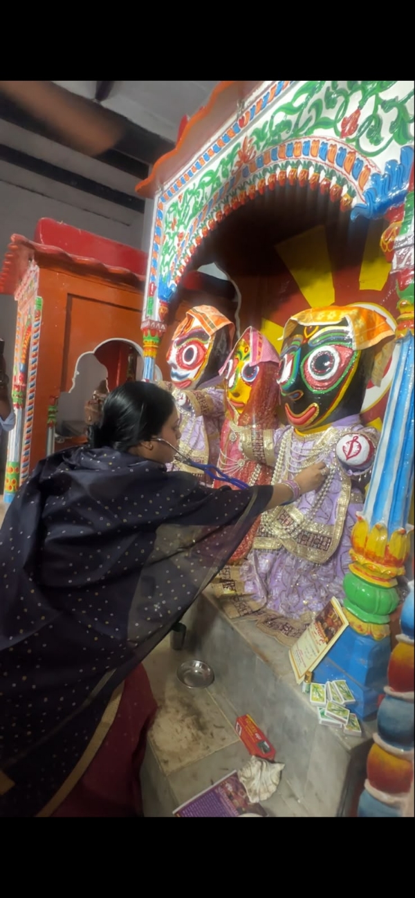 बहन सुभद्रा देवी का चिकित्सीय परीक्षण करते हुए डॉ बहन सुभद्रा देवी का चिकित्सीय परीक्षण करते हुए डॉ