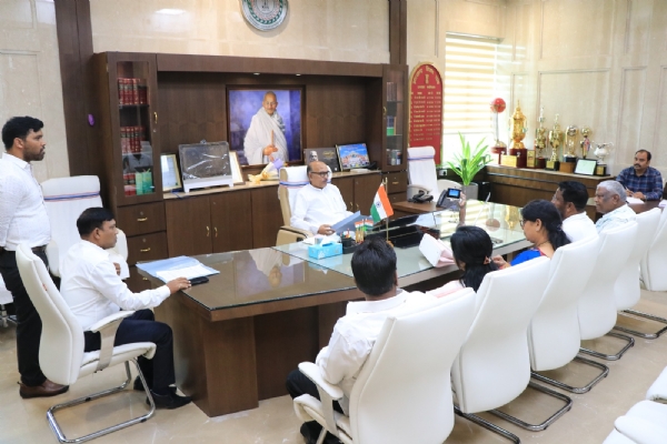 विधानसभा के सदस्यों के साथ बैठक करते स्पीकर विधानसभा के सदस्यों के साथ बैठक करते स्पीकर