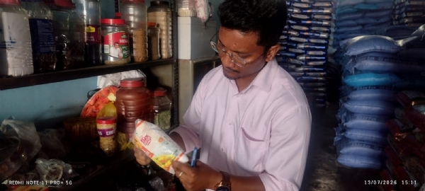 निरीक्षण करते अधिकारी निरीक्षण करते अधिकारी