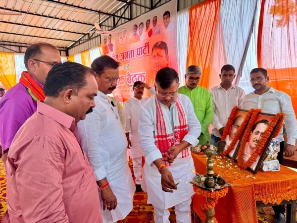 बीजेपी जिलाध्यक्ष अजीत प्रजापति बैठक का दीप प्रज्वलित कर उद्घाटन करते हुए