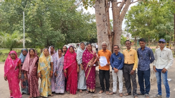 शिक्षकों की कमी को लेकर डीईओ कार्यालय पहुंचे लिमतरा के जनप्रतिनिधि, शाला प्रबंधन समिति के पदाधिकारी और अभिभावक। शिक्षकों की कमी को लेकर डीईओ कार्यालय पहुंचे लिमतरा के जनप्रतिनिधि, शाला प्रबंधन समिति के पदाधिकारी और अभिभावक।