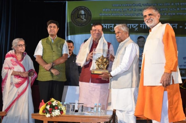 विधानसभा अध्यक्ष सतीश महाना का स्वागत करते उज्ज्वल रमण सिंह विधानसभा अध्यक्ष सतीश महाना का स्वागत करते उज्ज्वल रमण सिंह