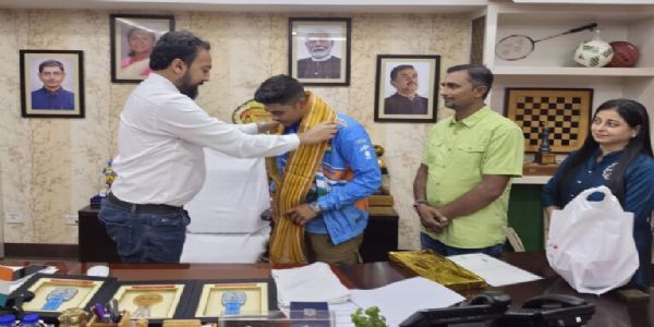 खेल मंत्री डॉ इंद्रनील खान अभिनव को सम्मानित करते खेल मंत्री डॉ इंद्रनील खान अभिनव को सम्मानित करते