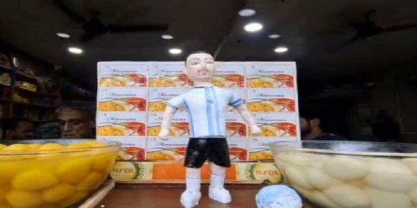मिठाई से बनी मेसी की प्रतिमा मिठाई से बनी मेसी की प्रतिमा